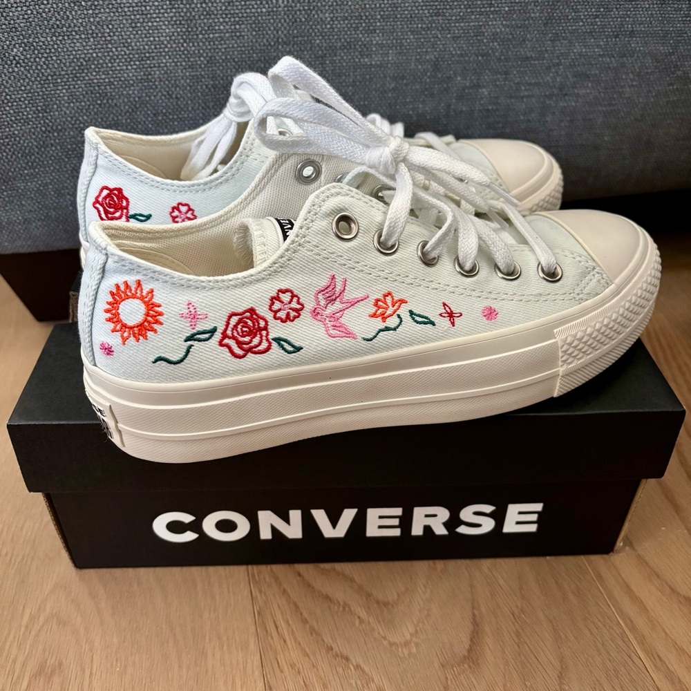 NIB✨ Floral Platform Sneakers